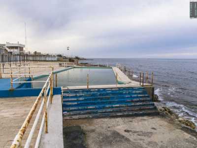 A San Giorgio invece, affacciata su Cala Pantano, si trova la struttura balneare di �Baia San Giorgio�, del un villaggio turistico attivo dal 1957. Un�area che tra bungalow, caff� e ristoranti, ospita anche una piccola piscina di acqua di mare (foto di Gennaro Gargiulo)